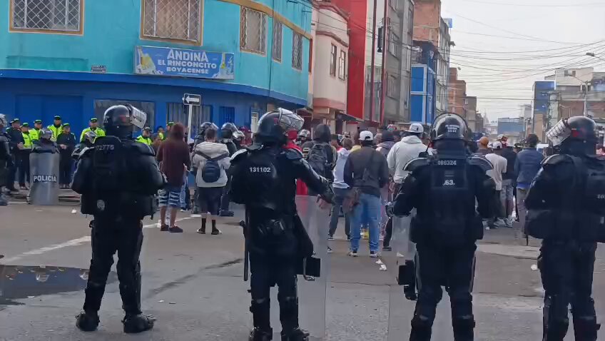 🚨 Operativo en Bogotá: 1.200 policías intervinieron un edificio en el centro de la ciudad, donde habitan cientos de venezolanos indocumentados bajo la modalidad de pagadiarios. 🔹 En el operativo fueron capturadas 4 personas y se identificaron al menos 200 sin documentación. 🔹 Se incautaron 250 gramos de estupefacientes y 10 armas cortopunzantes.
