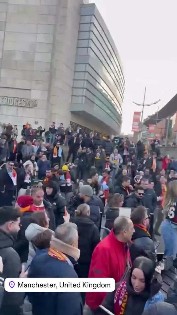 Galatasaraylı taraftarlar toplanmaya başladı.