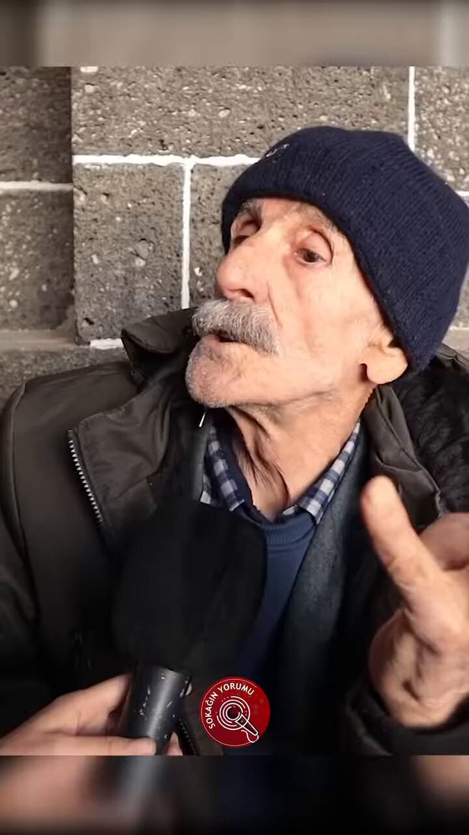 Diyarbakır'da mikrofon uzatılan Türk Vatandaşı: Irak,Suriye,İran ve Türkiyedeki Kürtler tek parçadır.Suriye'de birşey olsa ciğerim yanıyor. Irak'ta birşey olsa benim burda ciğerim yanıyor çünkü kürttürler.Bir kere kafanıza koyun Kürtleri bitiremezsiniz, bitiremezsiniz.
