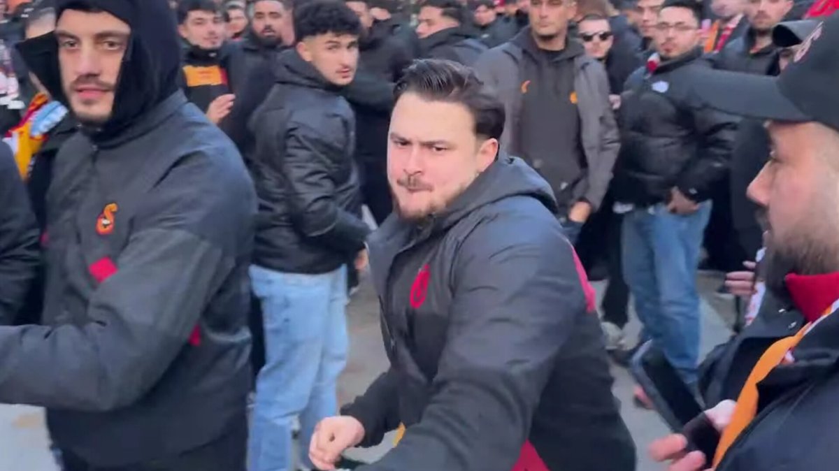 Galatasaraylı bir taraftar, Manchester'da çekim yapan foto muhabiri Uğur Şenpire'ye saldırdı. (ugur senpire)