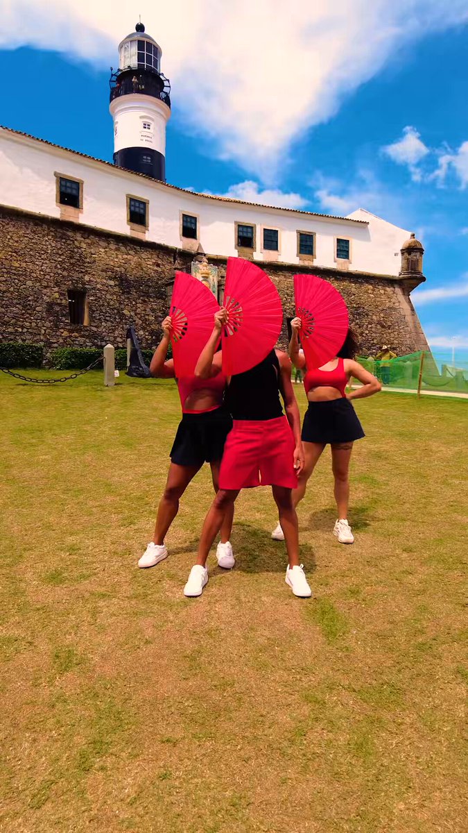 É PRA TODO MUNDO DANÇAR! 🪭 Essa é a coreografia oficial de “É Terreiro”, nossa música do carnaval. Eu quero ver todos vocês se jogando, brincando e postando a sua dança! ❤️ Basta usar as tags #ÉTerreiro #Empadilhados e #CarnavalDaRainha que vou repostar por aqui Coreografia: @/matheusambrozii Bailarinas: @/agathasimas @/gabimagalhaess__ Captação de Vídeo: @/vixecomunicacao