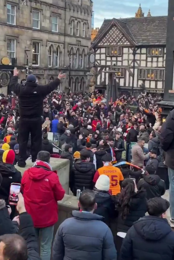 Manchester'da Galatasaray taraftarları: "Avrupa'da alacağız kupayı…"