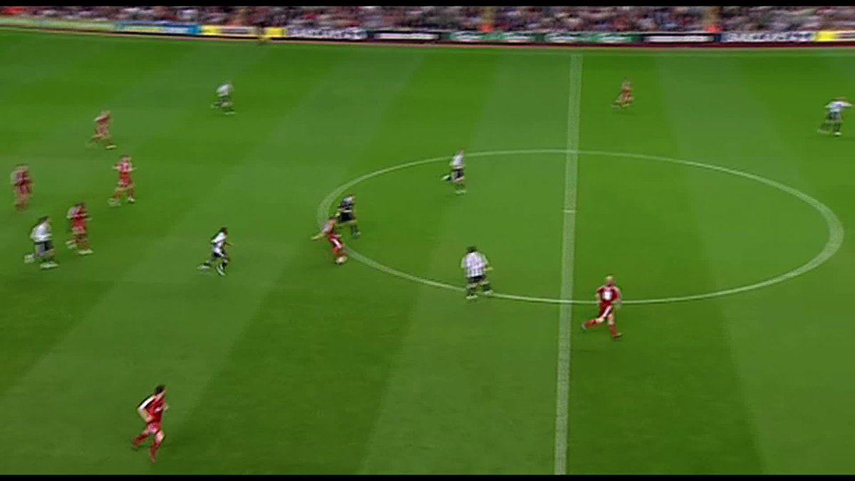 "A dramatic and memorable goal!" Who remembers this from Xabi Alonso against Newcastle? 🤩