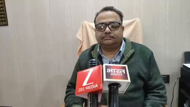 टॉप सीक्रेट की ख़बर पर मुहर। योगी आदित्यनाथ की खातिर रो रोकर इस्तीफा देने वाले GST के डिप्टी कमिश्नर पर मऊ CMO का बड़ा बयान। "उन्हें दो बार मेडिकल जांच के लिए बुलाया जा चुका है, मगर वे हाज़िर नहीं हो रहे। हमने अब शासन को पत्र लिखकर दिशा निर्देश मांगा है।" अयोध्या में तैनात प्रशांत कुमार सिंह के सगे बड़े भाई डॉ विश्वजीत सिंह ने टॉप सीक्रेट पर किया था सनसनीख़ेज़ खुलासा। दस्तावेज़ों समेत बताया था कि कैसे प्रशांत कुमार सिंह ने फर्जी विकलांगता प्रमाण पत्र से नौकरी हासिल की है, उन्हें जांच के लिए बार-बार बुलाया जा रहा है, मगर मेडिकल बोर्ड के सामने हाज़िर नहीं हो रहे। अब जब जांच अंतिम चरण में है, तो रिकवरी के डर से योगी आदित्यनाथ के समर्थन में रो रोकर इस्तीफा देने का किया नाटक।" मऊ जिले के CMO ने जांच से बचने के इसी तथ्य पर मुहर लगा दी है। टॉप सीक्रेट के खुलासे के बाद कहानी तेज़ी से उपसंहार की ओर बढ़ती हुई। TOP SECRET