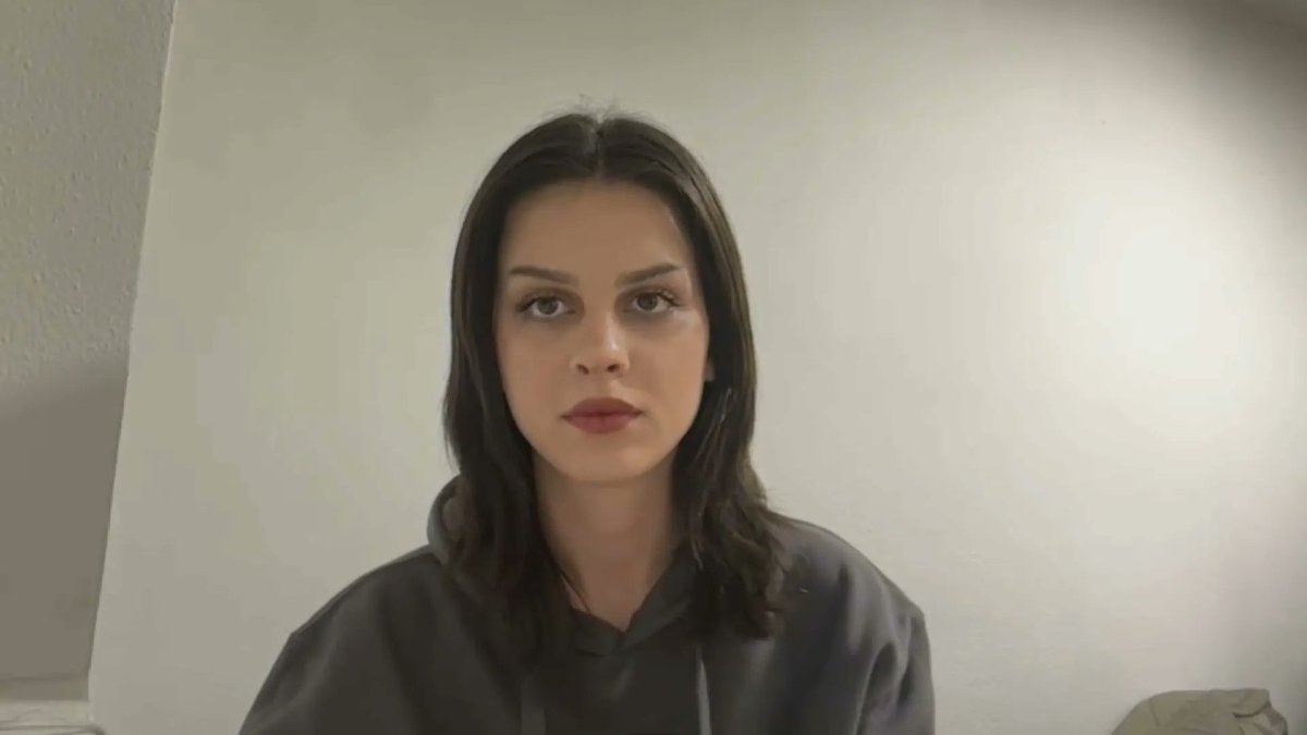Studentkinja Državnog univerziteta u Novom Pazaru (DUNP) Ema Nicević rekla je u #DanUživo sa Maja Dragić 🍓 da su studenti postigli dogovor sa novom rektorkom Tanjom Soldatović o prestanku totalne blokade nastave. Ona dodaje da su studenti u početku sumnjali da li će Tanja Soladatović, koja je bivša bliska saradnica bivše rektorke Zane Dolićanin, uspeti da ih sasluša i razume. “Trebao nam je neko ko je pre svega profesionalan i vidi svoju ulogu u društvu i univerzitetu, da na ispravan način reši velike probleme na univerzitetu. Ona je krenula od totalne obustave nastave, i možemo da kažemo da smo jako zadovoljni načinom njenog rada”, zaključuje ona.