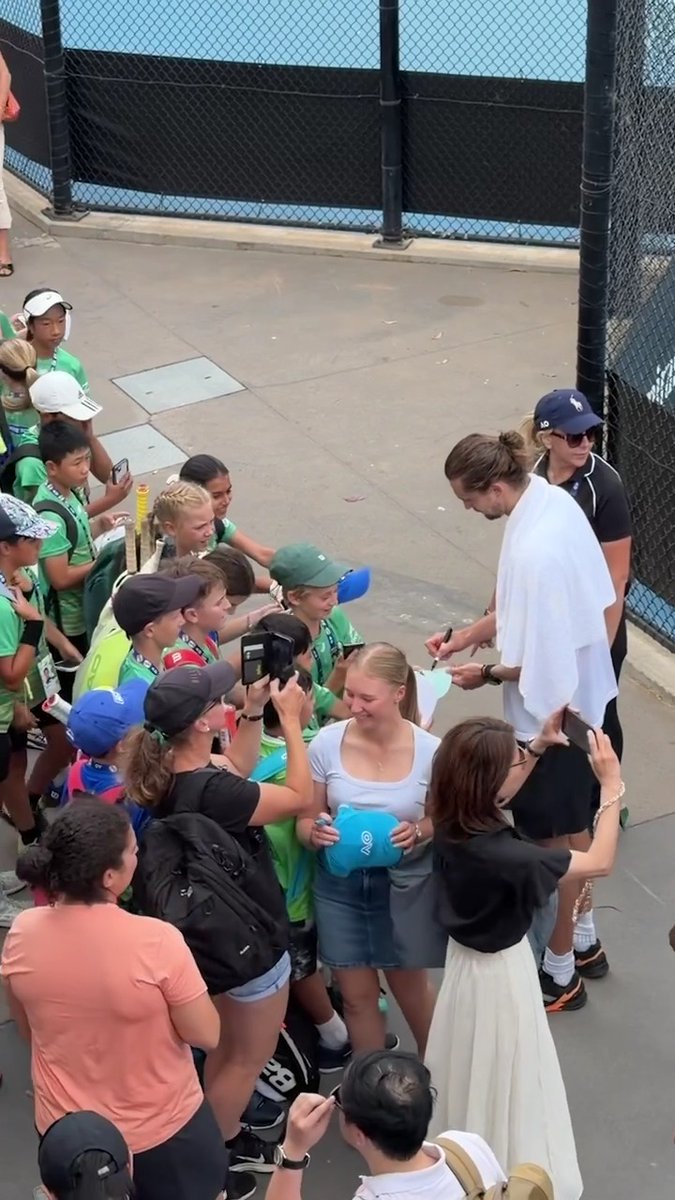 Day = made 🙌 Zverev took time for waves, autographs, and selfies with some very excited young fans today 🤩