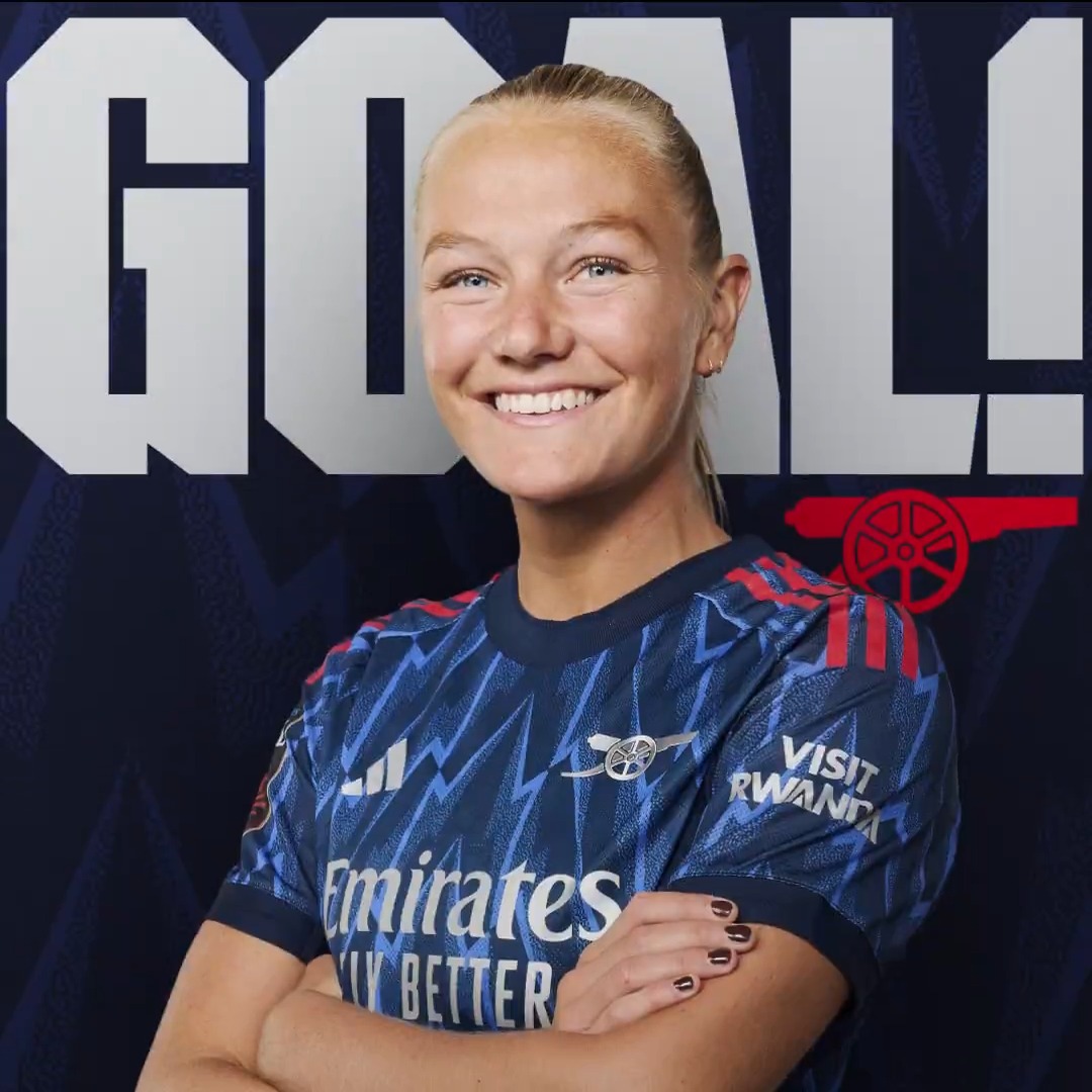 AND JUST LIKE THAT, IT'S TWO! ✌️ Smilla sends a fantastic cross into the box for Frida to finish emphatically 👌 ⚡️ 2-0 ⚪️ (11)