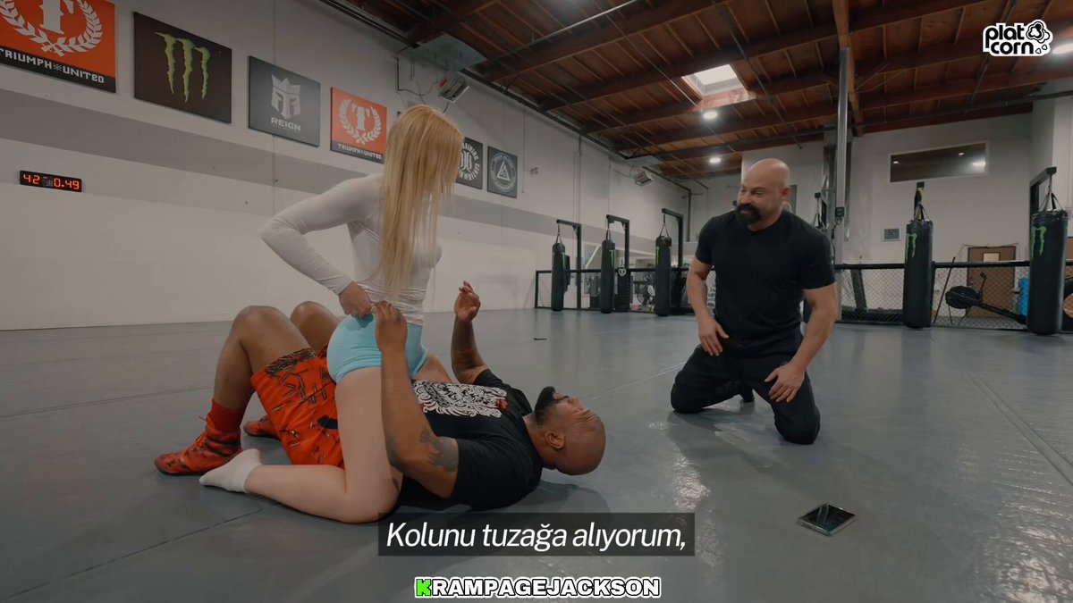 Eski UFC şampiyonu Rampage Jackson, Kick canlı yayınında Vera Dijkmans ile jiu-jitsu yaparken antrenmana ara vermek zorunda kaldı.