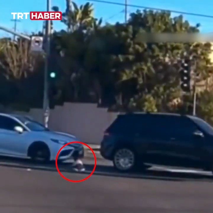 California'da seyir halindeki bir otomobilden yola bebek düştü.