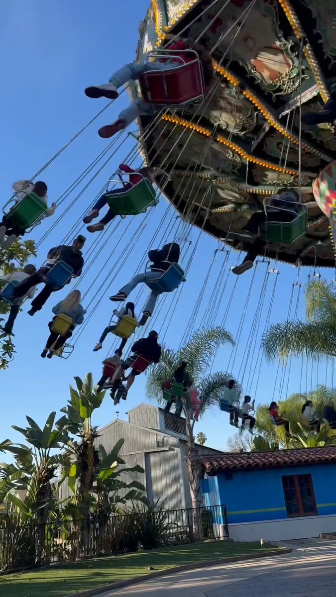 Spinning round and round, so mesmerizing. 🙂‍↕️🙂‍↔️ #knotts #knottsberryfarm