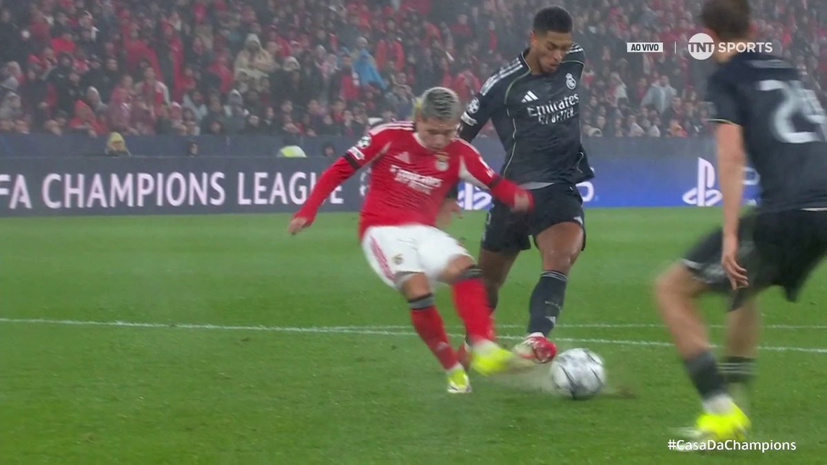 FOI PÊNALTI OU NÃO FOI? 👀🚨 Prestianni tentou a finalização na dividida com o Bellingham e o árbitro marcou, mas depois o VAR fez a revisão... ⚠️ Benfica x Real Madrid é AGORA na TNT™ Brasil e na HBO Max Brasil ( #CasaDaChampions #HBOMax #TR #MFM