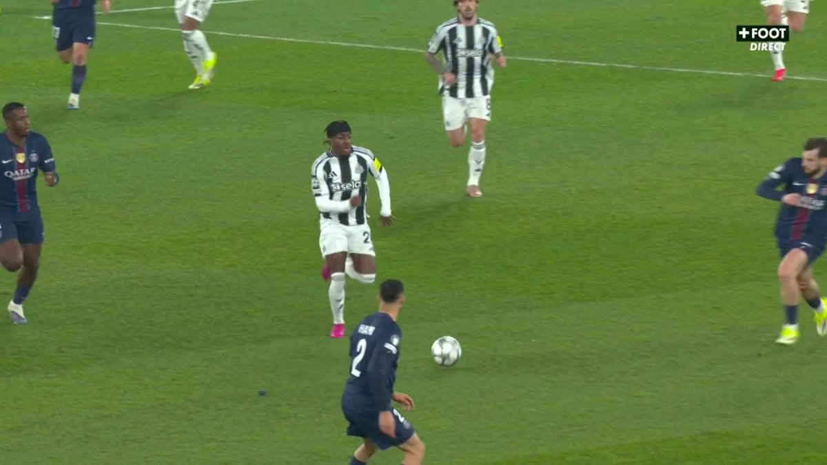 Gros coup dur pour le PSG avec cette terrible blessure de Kvaratskhelia 😖 Le Géorgien est obligé de céder sa place à Désiré Doué après 23 minutes de jeu 🤕 #PSGNUFC | #UCL