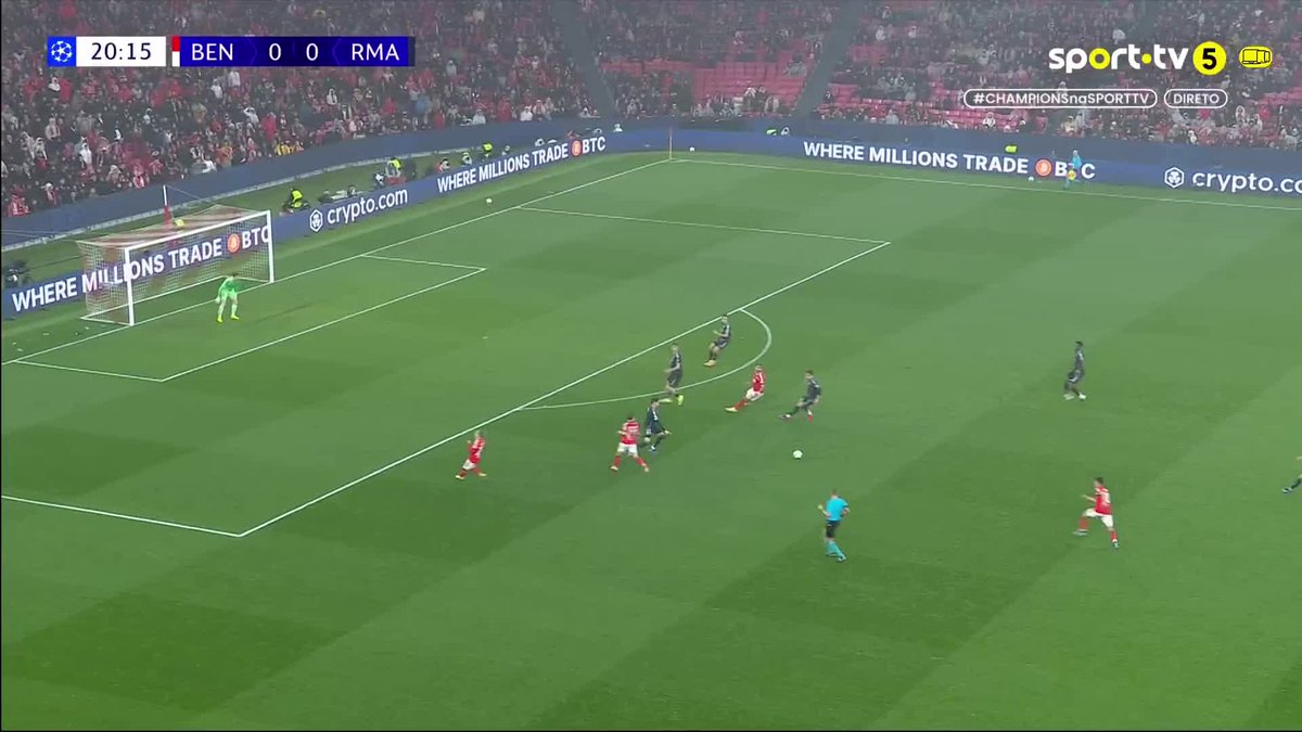 Thibaut Courtois a voar para impedir o golo de Prestianni 🤯 #sporttvportugal #CHAMPIONSnaSPORTTV #UEFAChampionsLeague #SLBenfica #RealMadrid