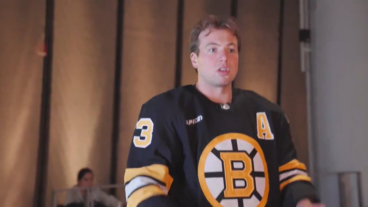 "If those signs had hands..." 🏈 Gearing up for #StadiumSeries with Part II of the Quarterback Challenge. #NHLBruins | @JerseyMikes