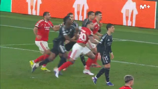 El piscinazo de Otamendi es una maldita vergüenza y que no lo haya anulado el VAR es aún más delito. No es un error, es CORRUPCIÓN de la corrupta UEFA.com en español de Ceferín. #ChampionsLeague2026