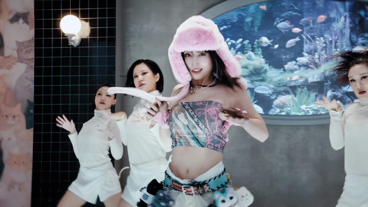 I'm your new obsession, kitty kitty yeah~ Trying to get that, lick it lick it yum... She put her mo-ussy in this song and I’m tired of the disrespect 😩😩
