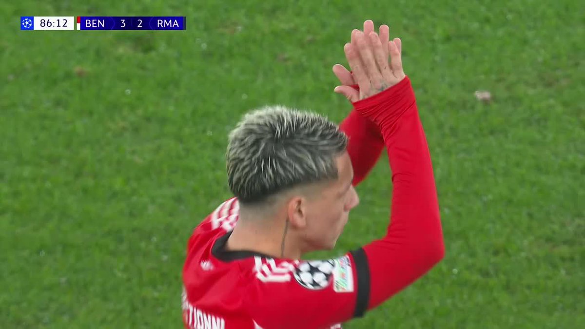 Todo el estadio del Benfica OVACIONANDO a Gianluca Prestianni por su partidazo vs Real Madrid… 👏🏼🇦🇷