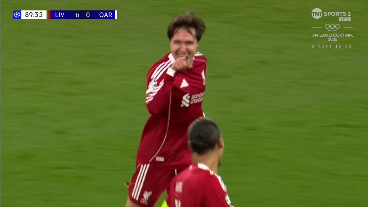 Arne Slot looked pleased when the camera panned to him after Chiesa’s goal 🤣🤣