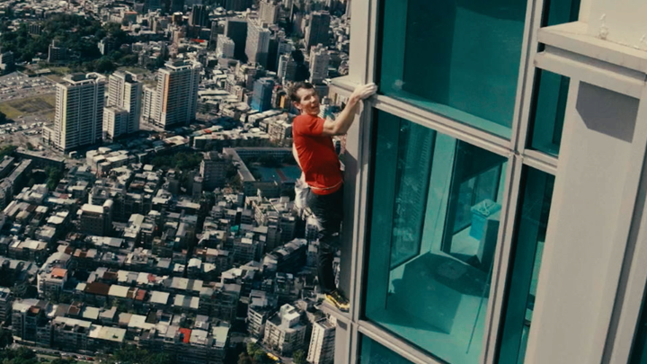 Alex Honnold mic’d up free soloing Taipei 101 😮 #SkyscraperLIVE