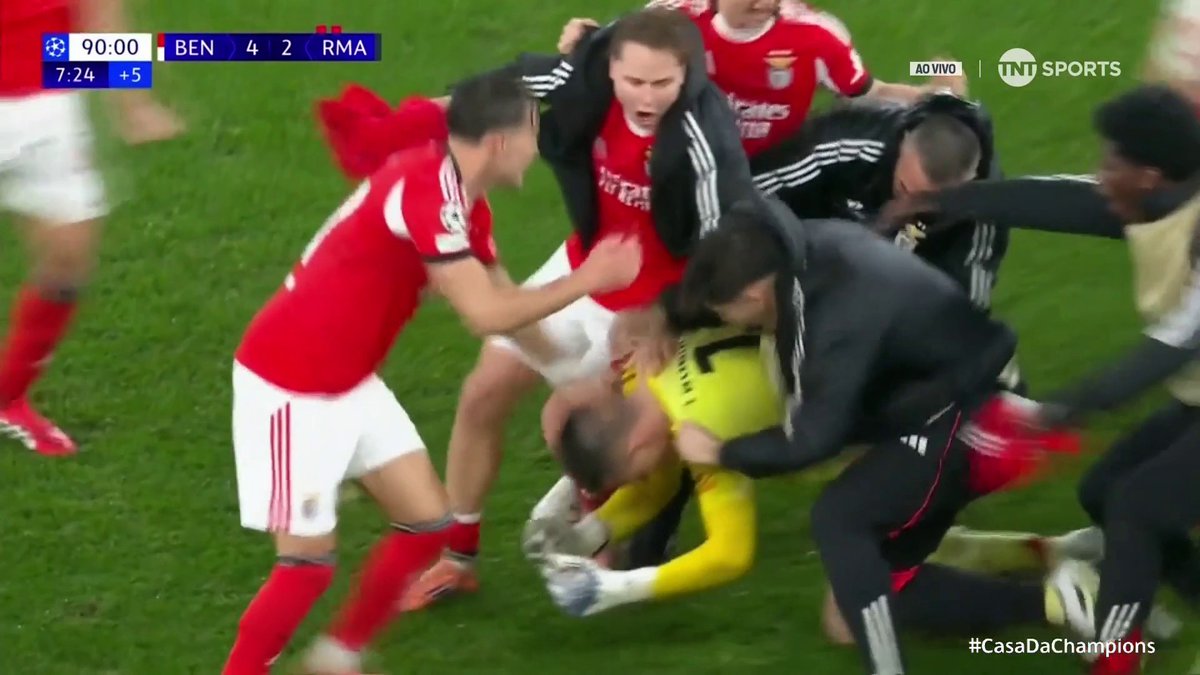 GOL DE GOLEIRO DO BENFICA NO ÚLTIMO LANCE DE JOGO PRA CLASSIFICAR O TIME PRO MATA MATA MEU DEUS DO CÉU HISTÓRICO!!!! FUTEBOL CHAMPIONS LEAGUE