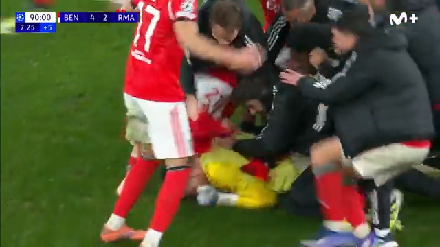 EL FÚTBOL ES UNA LOCURA 🤯. Trubin sube a rematar en la última jugada y marca de cabeza para mantener vivo al Benfica. El Real Madrid se queda fuera del Top 8. #LaCasaDelFútbol