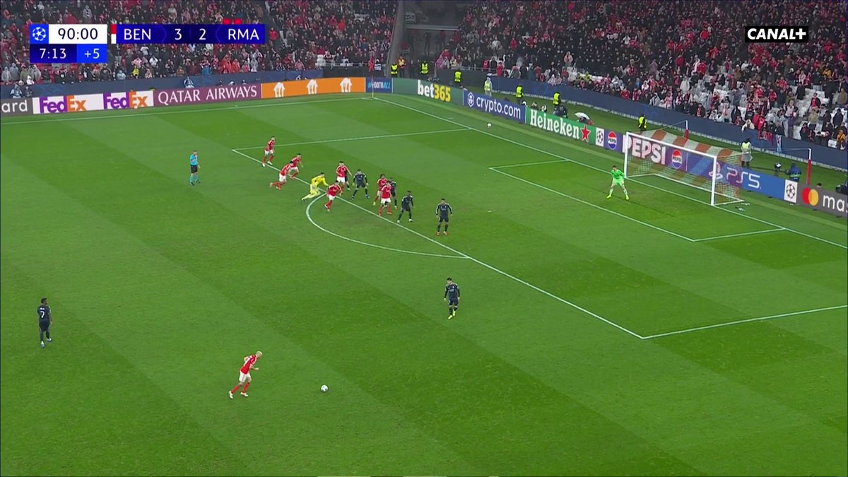 🚨🇫🇷🇵🇹⚽️ EN IMAGES | Le gardien de Benfica ÉLIMINE l’OM à la dernière seconde du match contre le Real Madrid. 🤯