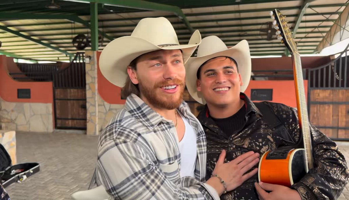 le preguntan al Aldo quién es la morrita más bonita con la que se habla e inmediatamente el Poncho menciona a Elaine y dice que quiere que cante en RR ajsjkssjjss 🚬