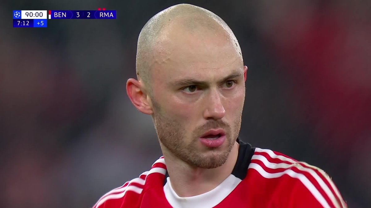 JAJAJA no mamen, el Benfica se metió a la siguiente ronda con un gol sobre la hora de su portero AL REAL MADRID. Que lindo es el fútbol carajo.
