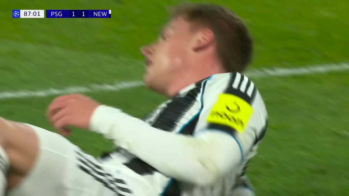 que raro se me hace escuchar a fernando palomo relatando un partido real, para mi era un tipo inventado por el fifa