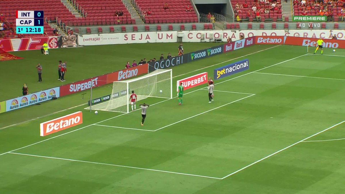 Viveros teve a chance de ampliar o placar para o Athletico contra o Internacional, mas desperdiçou. 🎥 Premiere | ge