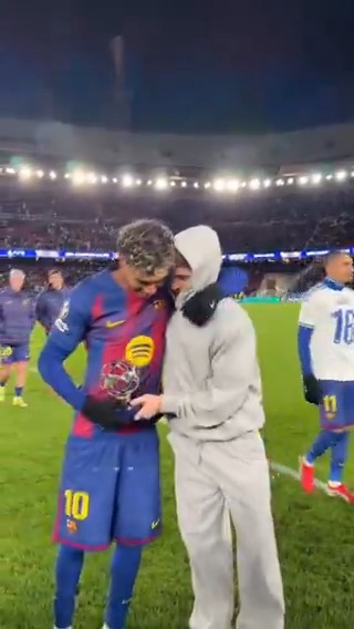 Gavi presenting Yamal with POTM 🏆🥰 #UCL