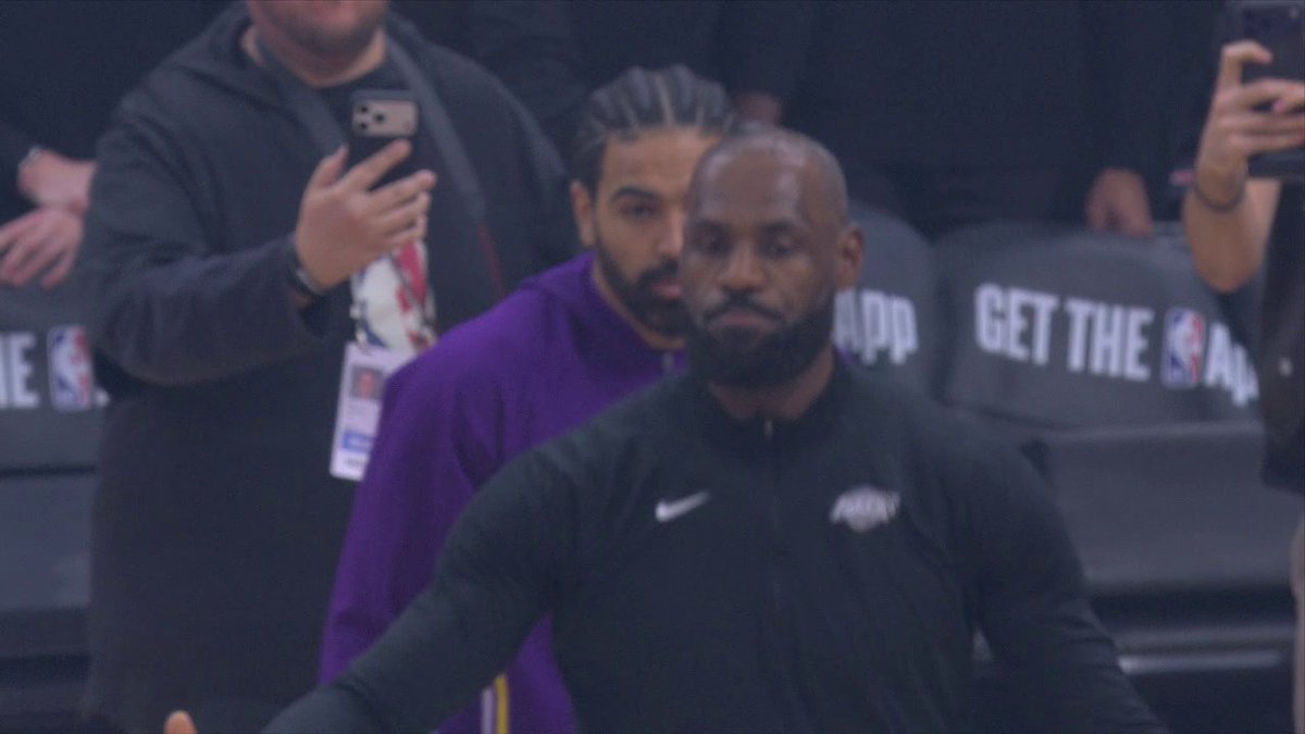 Loud ovation for LeBron in Cleveland 🥹