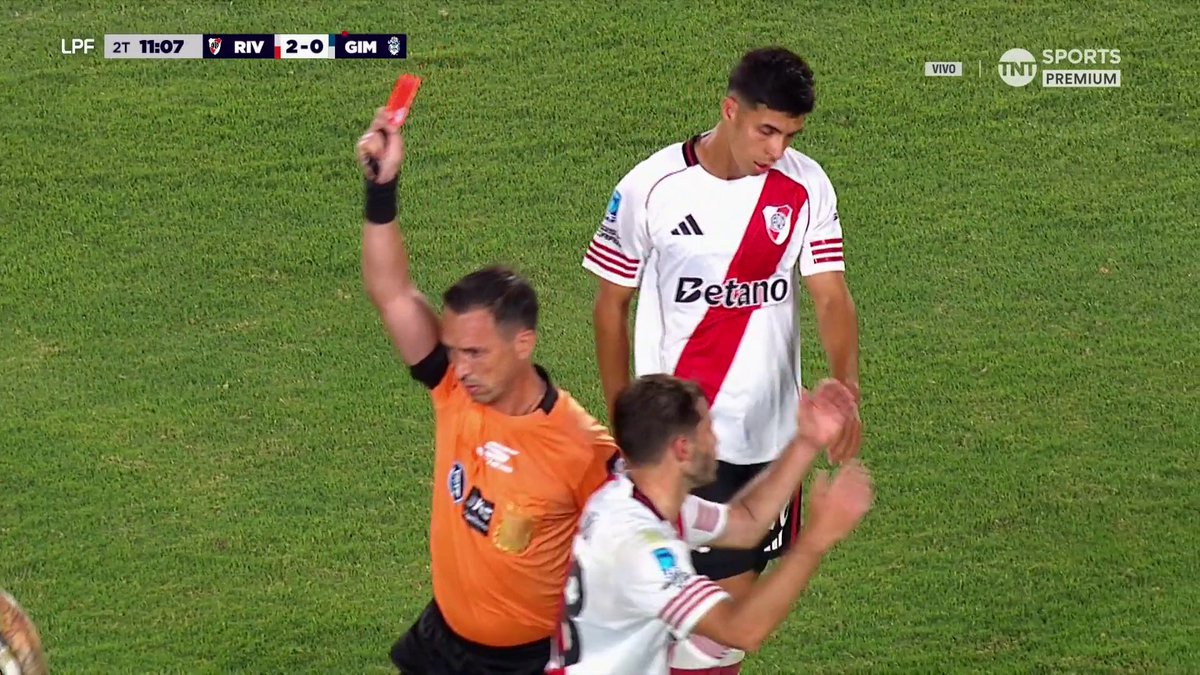 Malas noticias para River. Expulsado Matías Viña por doble amonestación. Ambos equipos están con 10.