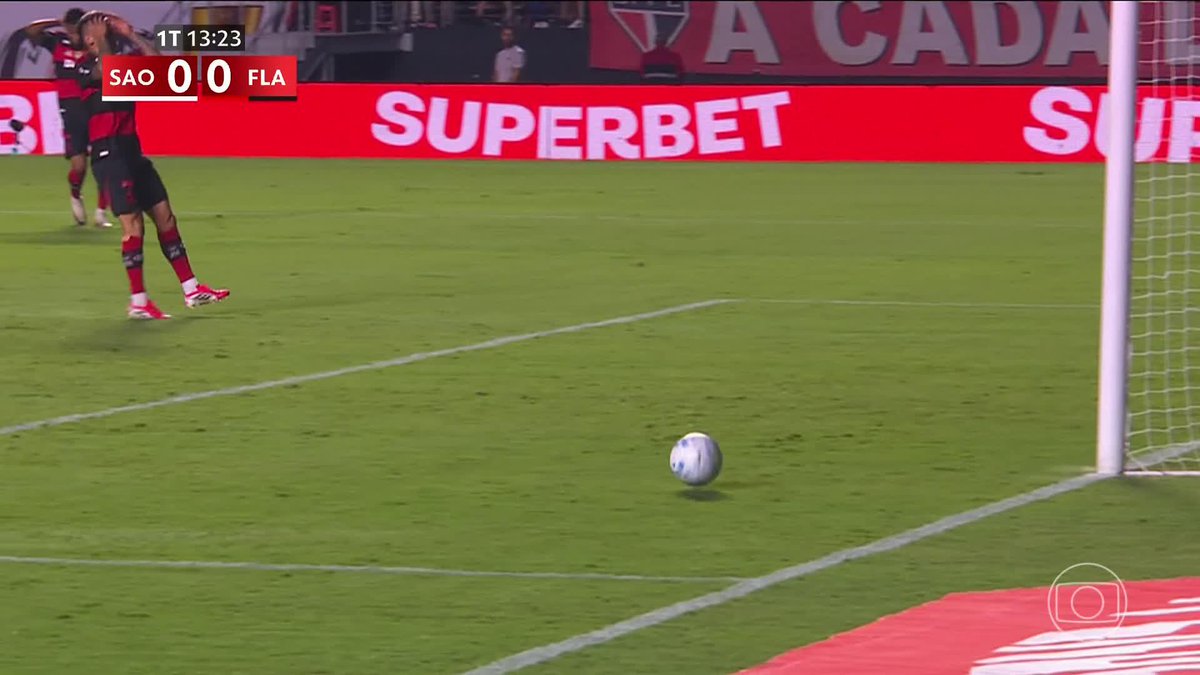Carrascal teve a primeira grande chance de São Paulo x Flamengo, mas bateu para fora.