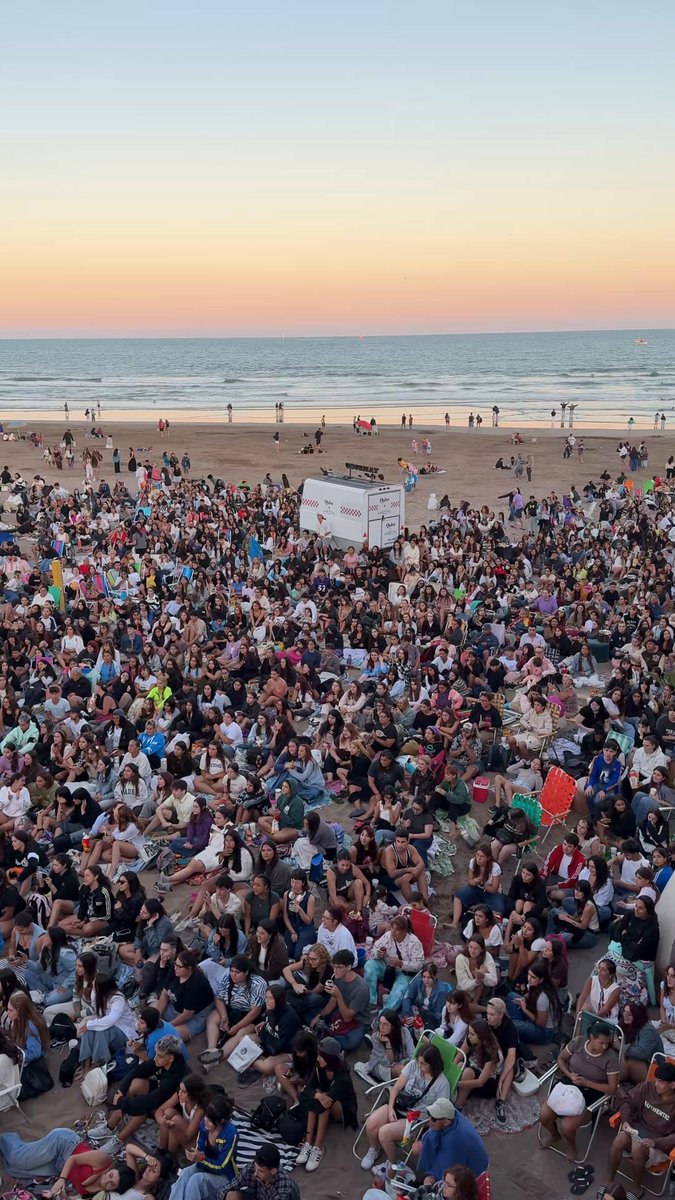 Hoy TDT hizo un cine gratis en la playa que disfrutaron un montón de personas al aire libre. No es solo poner una pantalla, Olga es un espacio de unión, encuentro de personas de carne y huesos que les gustan las mismas cosas.