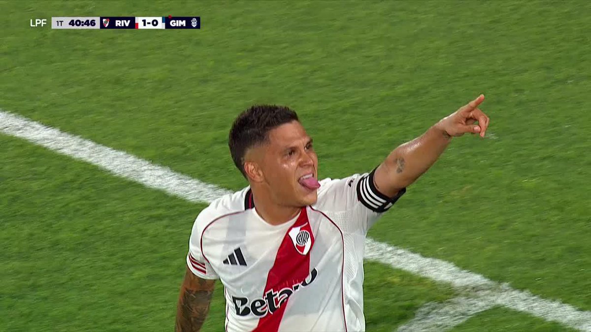 ¡PARA VERLO UNA Y MIL VECES! Así fue el golazo de tiro libre de Juanfer Quintero para iniciar el triunfo de River ante Gimnasia en el Más Monumental por el #TorneoApertura.