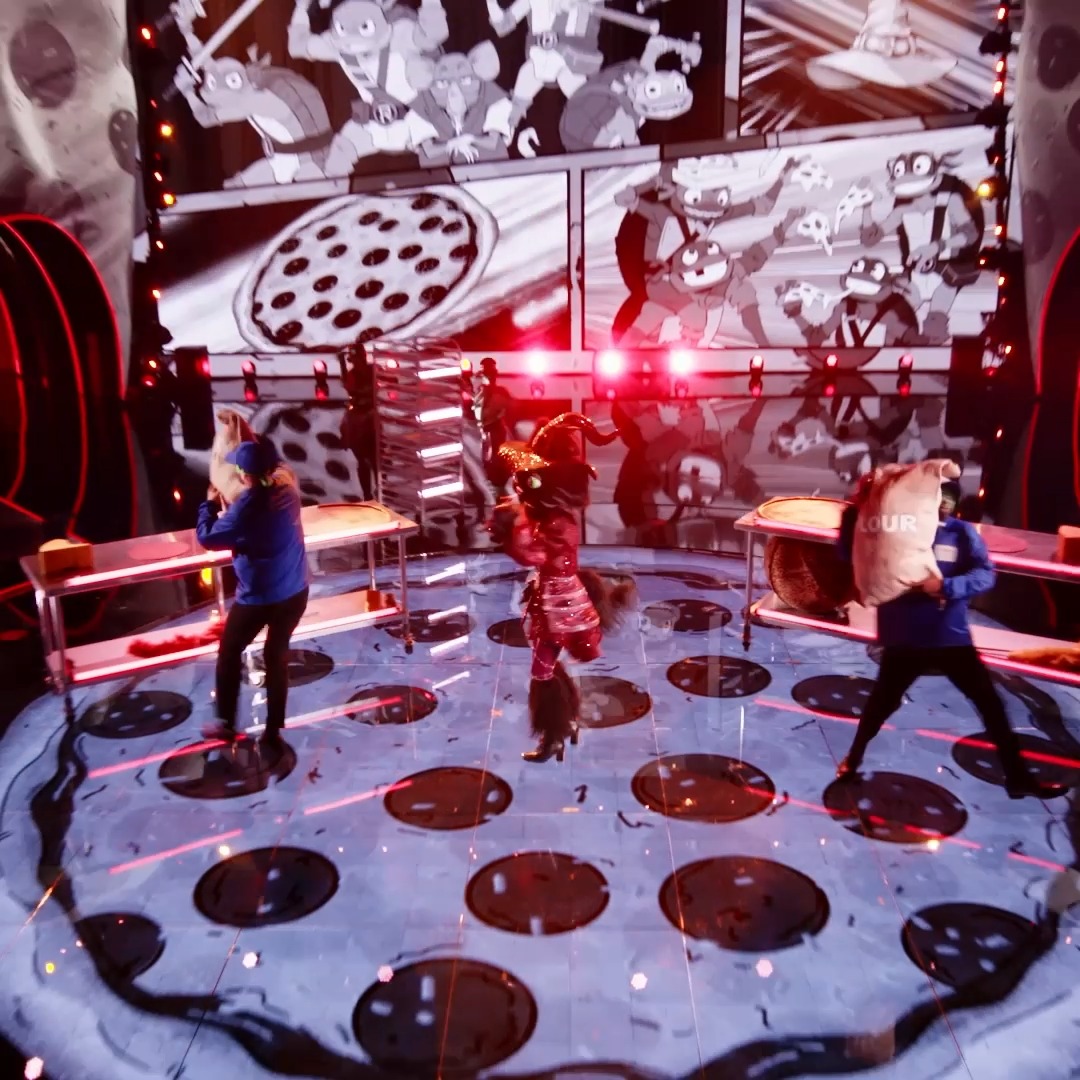 Straight out of the shadows and onto the stage — #CatWitchMask is putting me into my teenage feels! 😍🐈‍⬛✨ #TheMaskedSinger