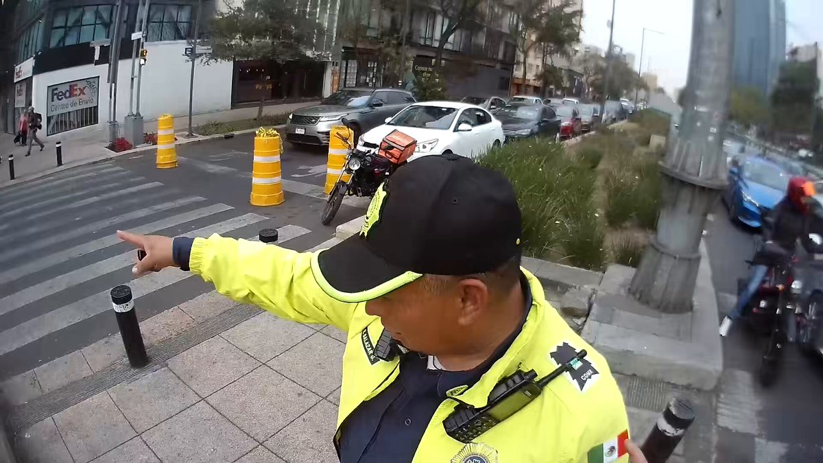 Tristemente tenemos muchos Policías de Adorno. Un Policía en México tiene tan solo 6 meses de preparación mientras que en Alemania se tardan 3 años!👮‍♀️🧸 SSC CDMX Gobierno de la Ciudad de México Gobierno de México