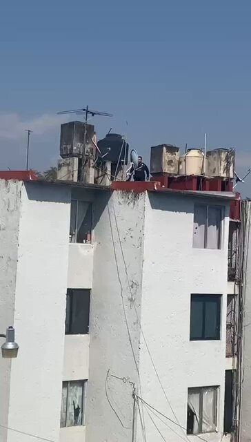 Final feliz y su patada de estate quieto. Autoridades de seguridad confirman la detención de dos hombres tras el operativo registrado en Lomas de Cortés, luego del asalto a un comercio. Vecinos captaron el momento de la detención de uno de ellos, quien intentó esconderse en la azotea de la unidad habitacional. #Cuernavaca #Morelos