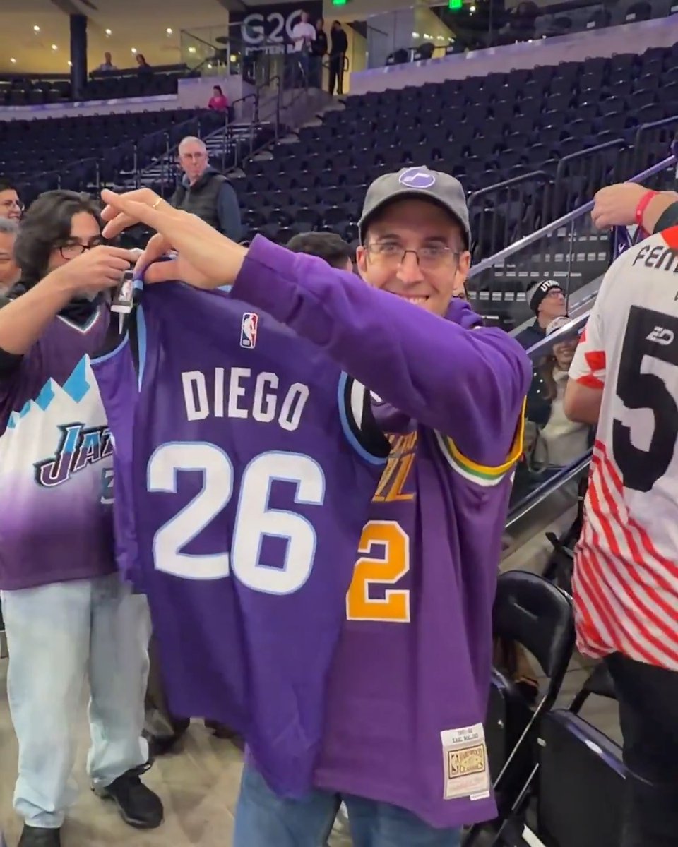 some special gifts for our friends Los Utah Jazz before the game tonight ๐คฉ๐ #TakeNote