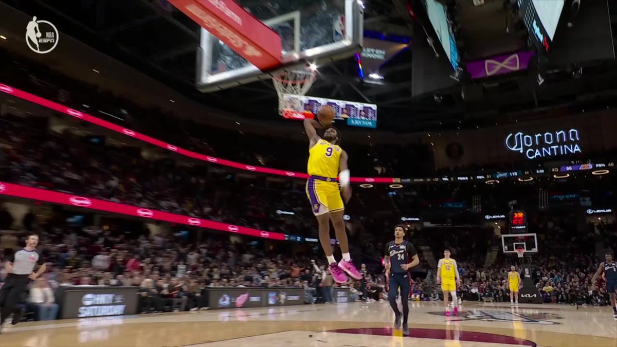 The Cleveland crowd and LeBron were loving Bronny's dunk 🔥