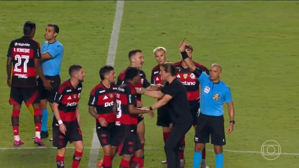O momento em que os jogadores do Flamengo foram reclamar com o árbitro Wilton Pereira Sampaio após o fim do jogo contra o São Paulo. Jorginho acabou sendo expulso por reclamação. 🎥 TV Globo 📺 | ge