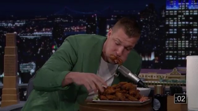 .Rob Gronkowski eats as many chicken wings as he can in 30 seconds 😭🍗 #FallonTonight