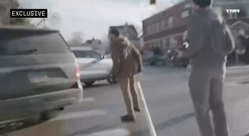 Ce que je retiens surtout de la nouvelle vidéo de Pretti, c'est qu'elle prouve que des groupes de gauche surveillent l'ICE, diffusent sa localisation et encouragent les gens à faire obstruction. Ce n'est pas un hasard si Pretti est tombé plusieurs fois sur l'ICE. Il s'agissait d'une obstruction préméditée. C'est coordonné. Ils surveillent l'ICE et envoient des gens pour faire obstruction à l'application de la loi. En d'autres termes, il s'agit d'un complot visant à entraver l'application de la loi fédérale, ce qui correspond à l'une des définitions juridiques d'une insurrection et ouvre la voie à l'invocation de la loi sur l'insurrection.
