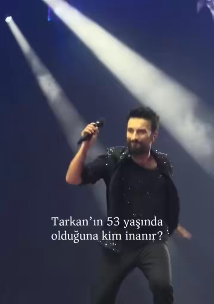 53 yaşındaki Tarkan, sahne performansıyla ve eğlenceli tavırlarıyla gündem oldu.