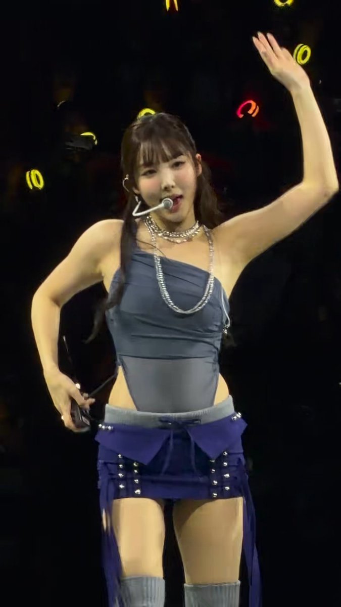 There was a problem with Nayeon's mic pack but she handled it perfectly like the true professional idol she is