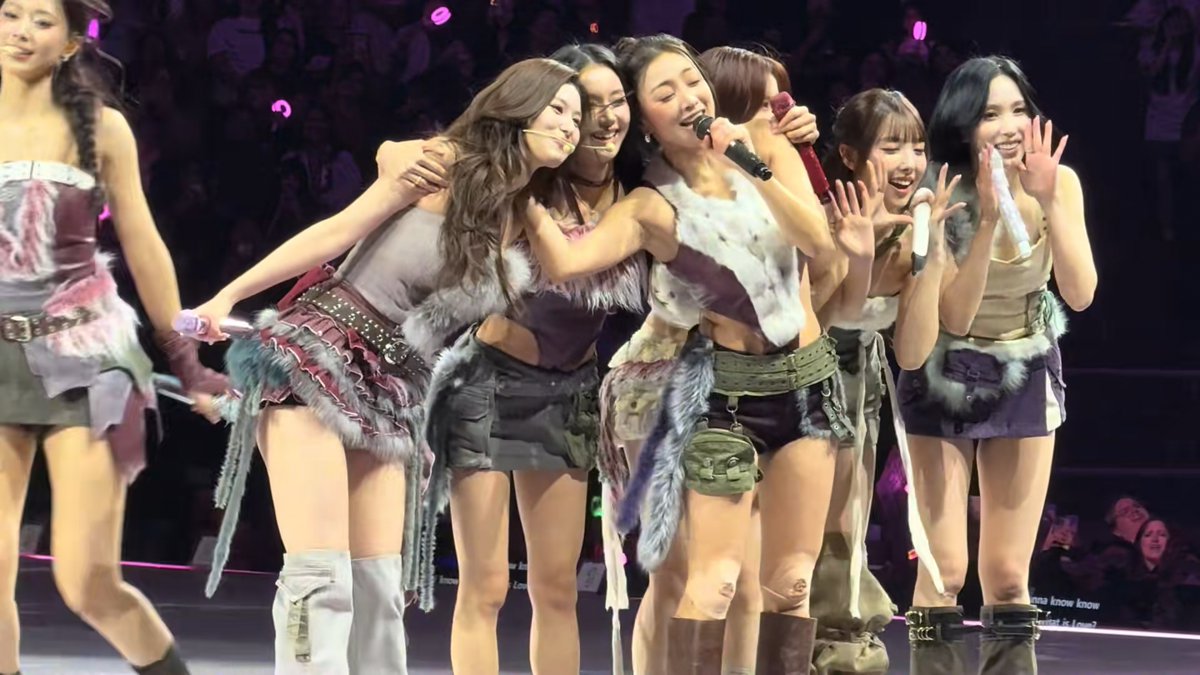EVERYONE GOING UP WITH JIHYO BUT TZUYU GOING TO HER WIFE DAHYUN 🥺