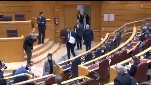 "¡Dimisión! ¡Dimisión! ¡DIMISIÓN!". Recibimiento en el Senado a Óscar Puente, responsable de la tragedia de Adamuz.