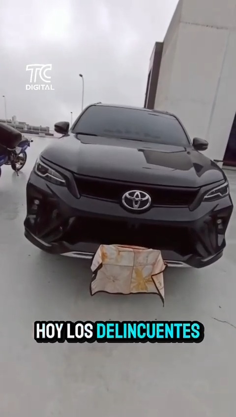 En Quito roban autos de alta gama y obligan a sus dueños, bajo amenazas, a firmar contratos de compra-venta para “legalizar” el robo; uno fue detenido y la Policía va tras el resto de la banda. @elainesanchezvalle #ElNoticiero #TrabajandoporEcuador