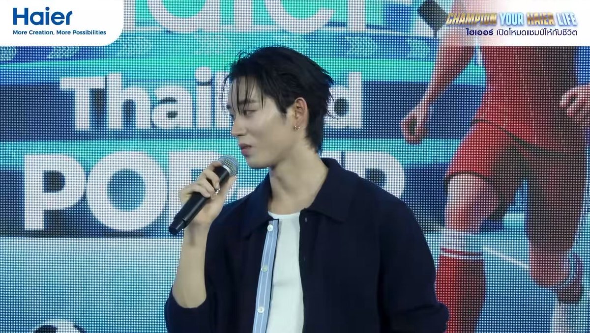 HAIER EST #HaierPopUpxEst #est_rvp : แบบอายุ 12 จนได้ไปแข่งที่ต่างประเทศ แล้วก็พึ่งมารู้ว่าตัวเองก็เก่งมากเหมือนกัน 🦈: ใช่มีธงชาติบนอกเราอ่ะ เออแบบไม่รู้ตัวเลย : ธงชาติบนอก นี่เขียนเลยนะ กรุงเทพ-สมุทรปราการ 🦈: ว่าไปกีฬาแห่งชาติผมเป็นตัวแทนกรุงเทพนะครับ เราเป็นตัวแทนกรุงเทพ จริงๆตอนนั้นกรุงเทพเก่งที่สุด ชอบความขิงอะ แต่ยอมรับว่าน้องเอสเก่งจริง เก่งมากๆๆๆ